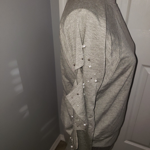 Gray Cut Out Sleeve Shirt/ Pearls and Studs - Picture 5 of 7